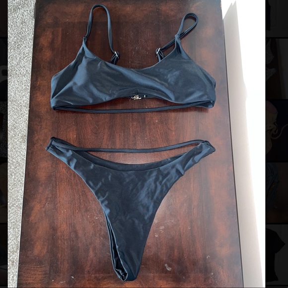*SOLD* Black Strappy Bikini - Picture 3 of 5